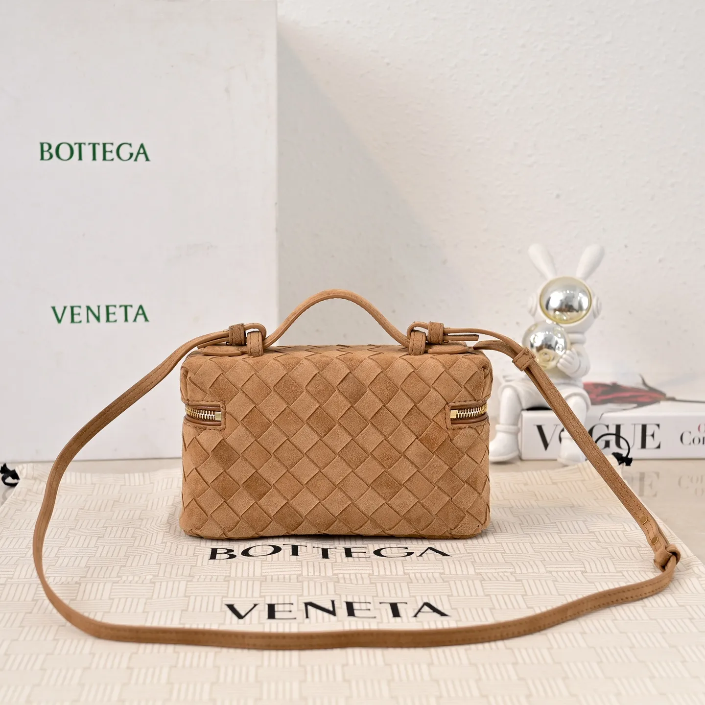 Batch 1360 #BV new Vanity Case suede cosmetic bag 🎈 is a super practical and stylish box cosmetic bag [Fireworks], using the brand's most classic cowhide weaving, with two-way zipper opening and closing, the overall style is retro and elegant, the top handle can be adjusted at will, the hand-held elegant temperament, cross-body casual and casual, unlocking various concave shape scenes 🎬 Model: 9109 Size: 22x12.5x5